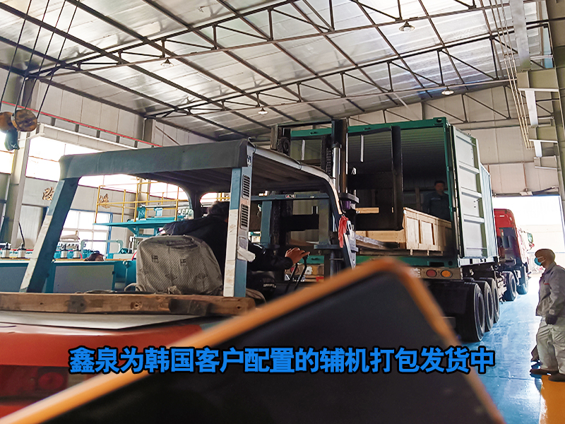 2025年5月17日鑫泉為韓國客戶配制的冷水機(jī)、成型輥、膠輥及鋼輥已整裝待發(fā)！